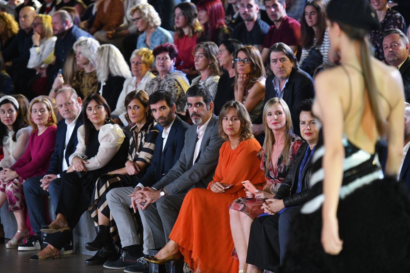 Balenciaga acoge un emotivo e impecable doble desfile a cargo de Mercedes de Miguel y Santos Costura.