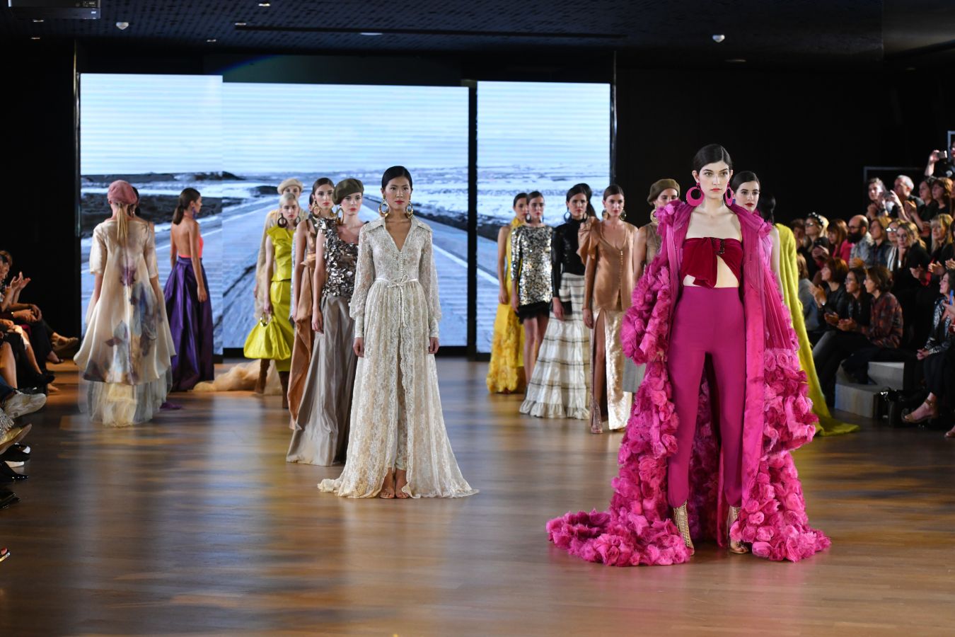Balenciaga acoge un emotivo e impecable doble desfile a cargo de Mercedes de Miguel y Santos Costura.