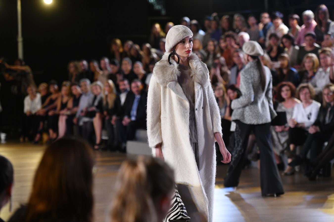 Balenciaga acoge un emotivo e impecable doble desfile a cargo de Mercedes de Miguel y Santos Costura.