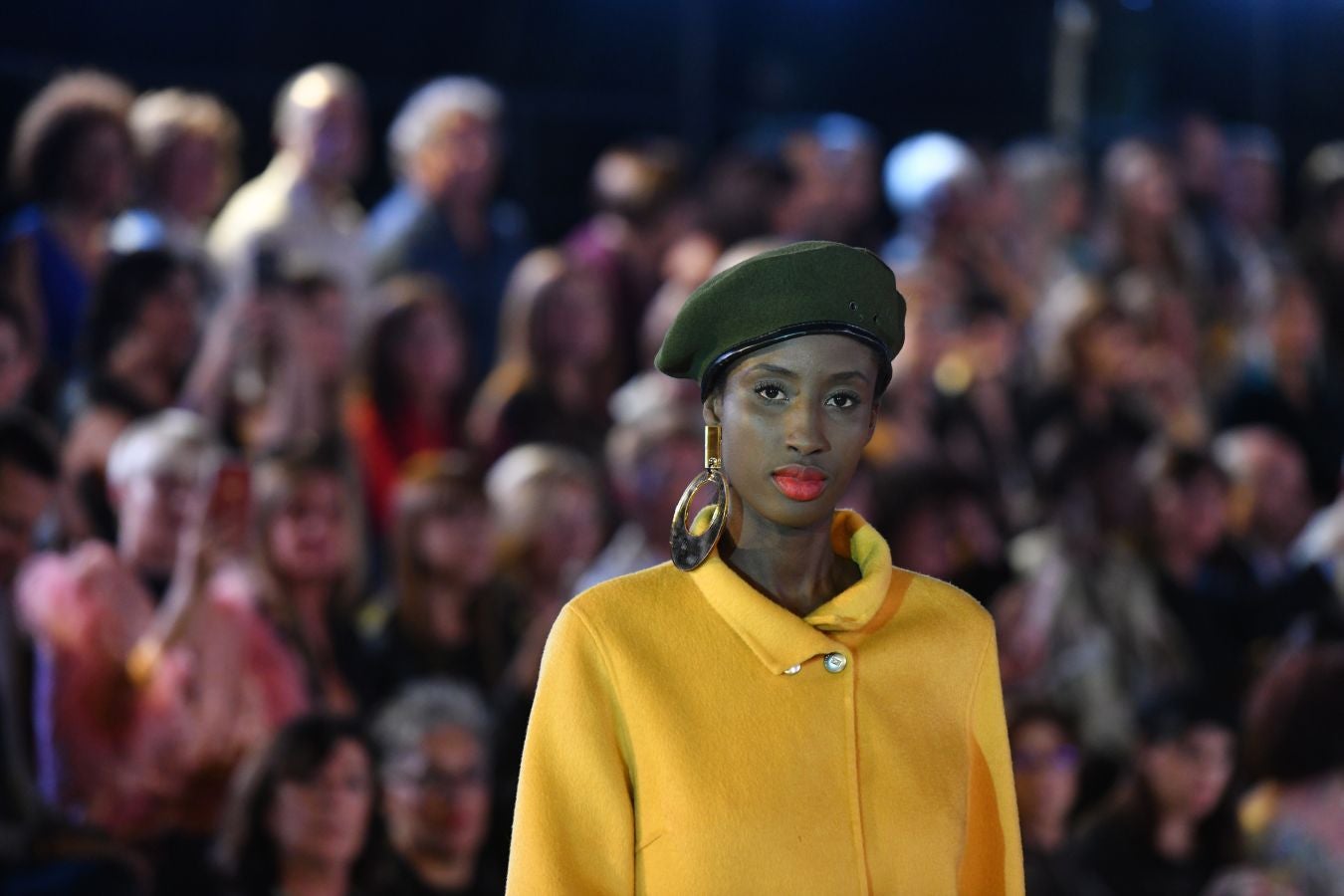 Balenciaga acoge un emotivo e impecable doble desfile a cargo de Mercedes de Miguel y Santos Costura.