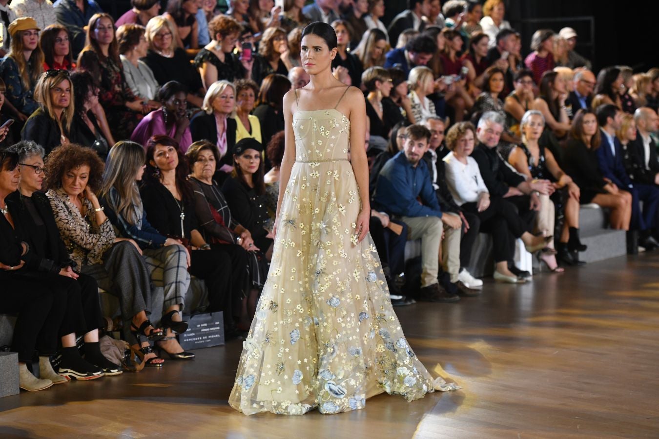 Balenciaga acoge un emotivo e impecable doble desfile a cargo de Mercedes de Miguel y Santos Costura.