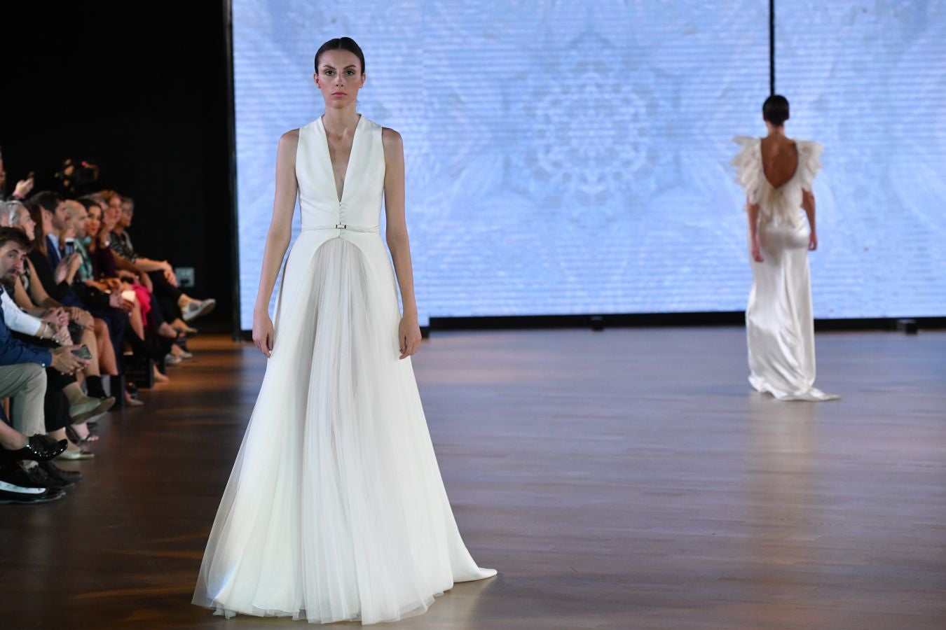 Balenciaga acoge un emotivo e impecable doble desfile a cargo de Mercedes de Miguel y Santos Costura.