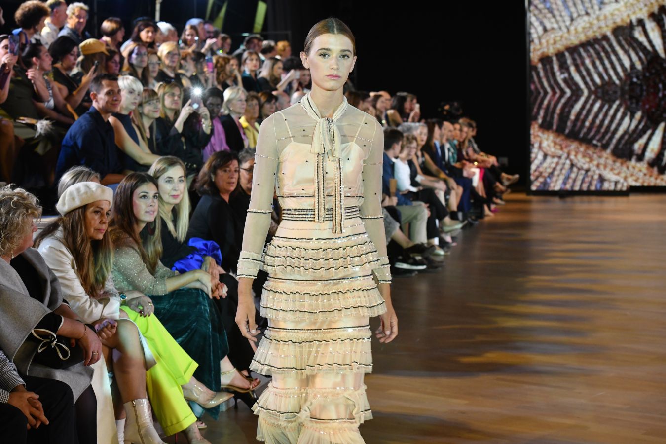 Balenciaga acoge un emotivo e impecable doble desfile a cargo de Mercedes de Miguel y Santos Costura.