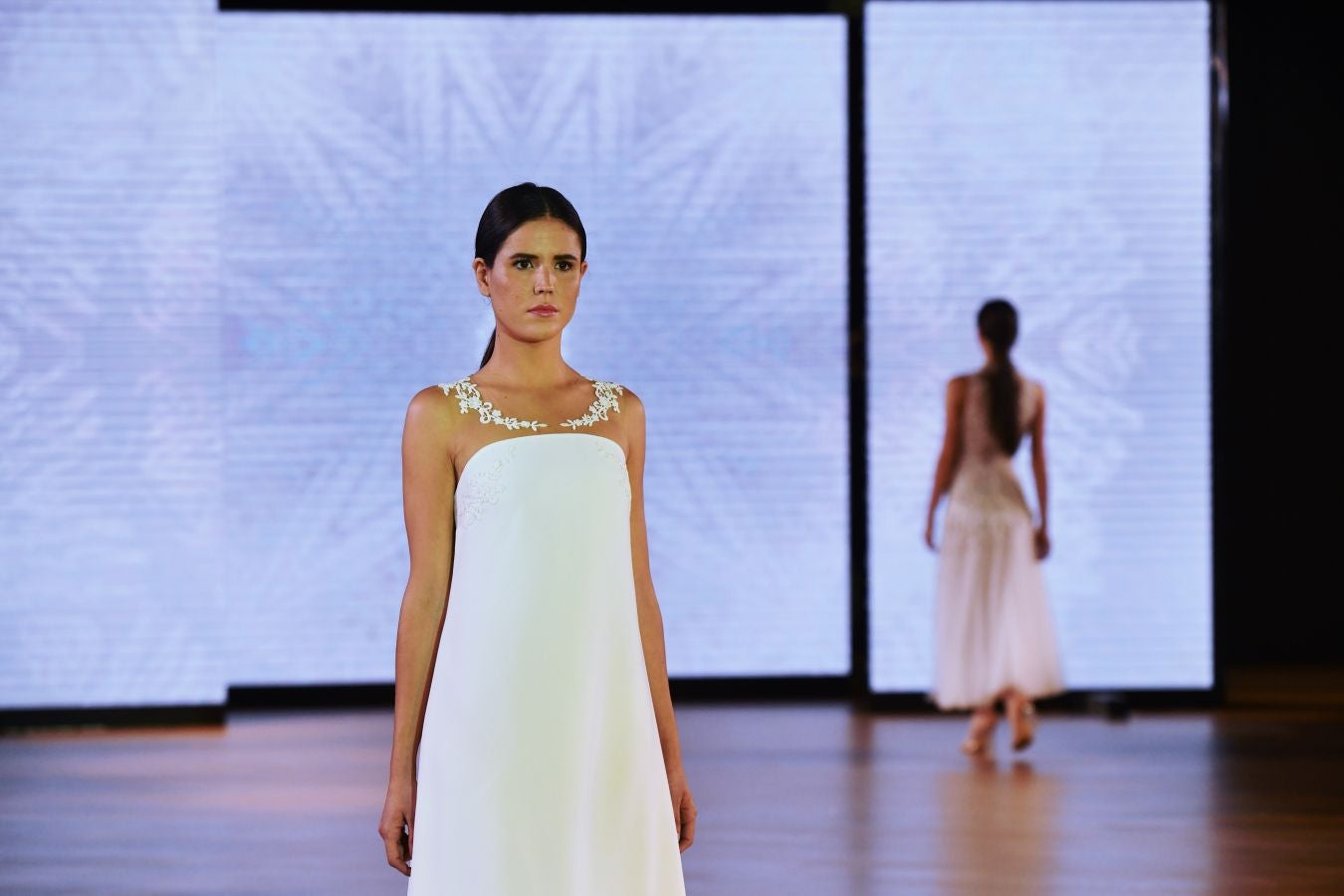 Balenciaga acoge un emotivo e impecable doble desfile a cargo de Mercedes de Miguel y Santos Costura.