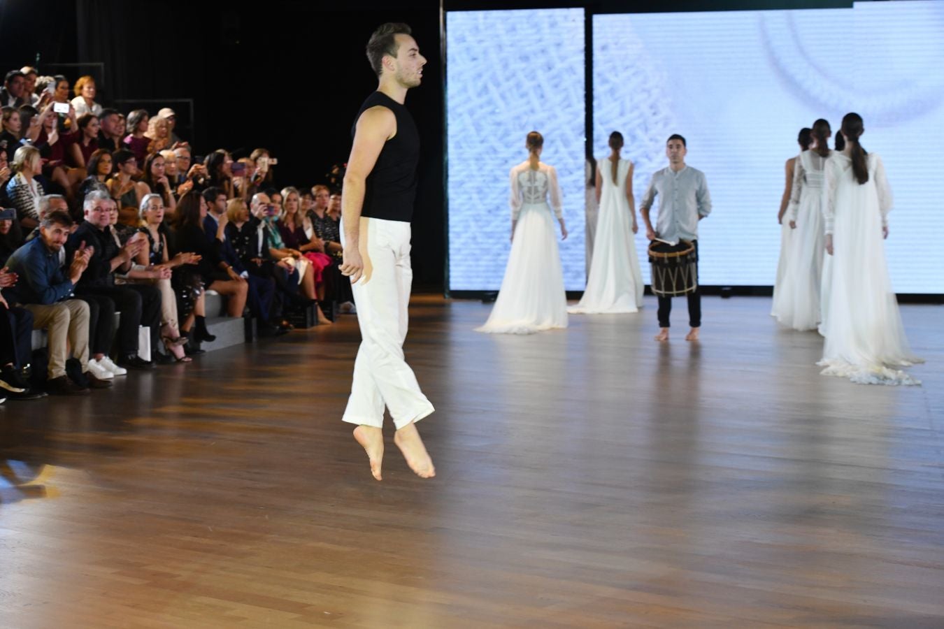 Balenciaga acoge un emotivo e impecable doble desfile a cargo de Mercedes de Miguel y Santos Costura.