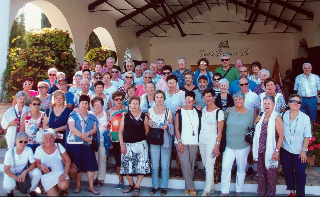 Jubilados. Tradicional foto de grupo tomada en una de las salidas de el viaje en Andalucía.