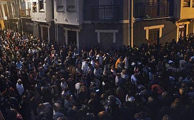 La protesta se ha alargado hasta el anochecer.