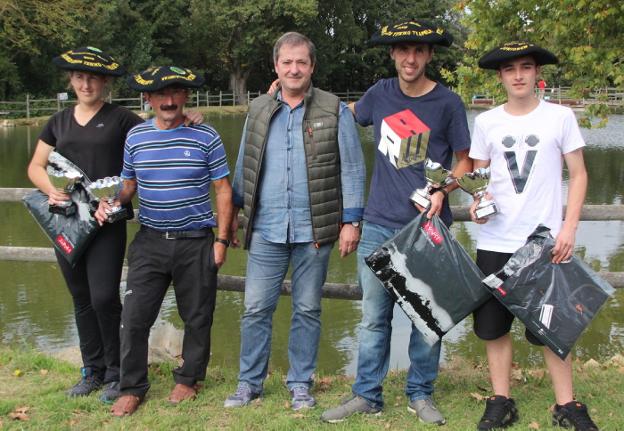 Los vencedores de las distintas categorías, con sus txapelas, trofeos y regalos. 