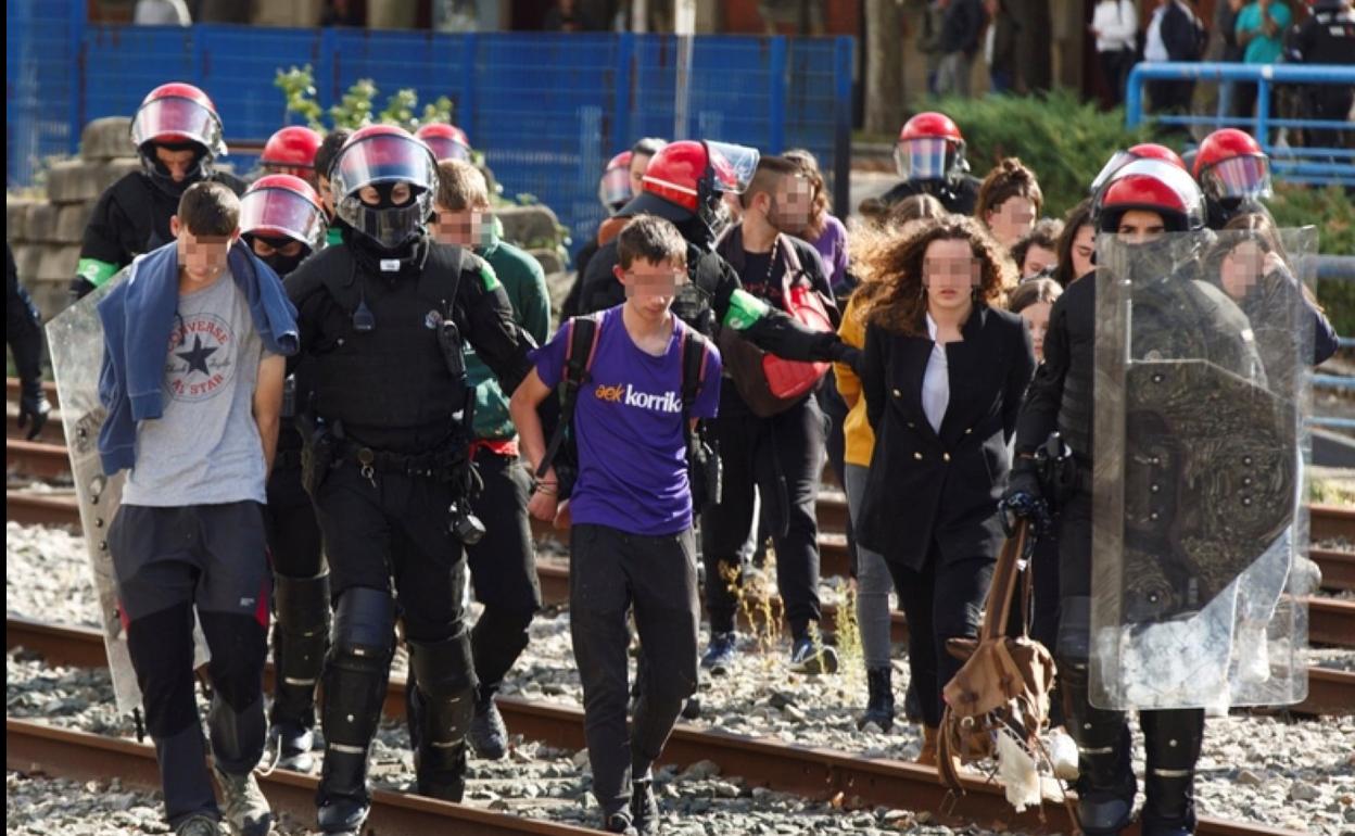 Varios de los arrestados por cortar las vías del tren en Vitoria. 