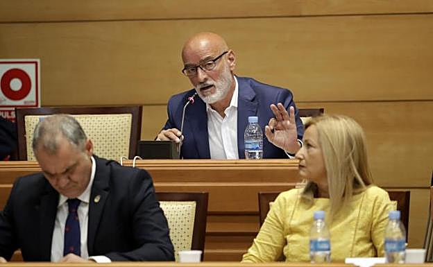Nicolás de Miguel (arriba), en un pleno del Ayuntamiento de Torremolinos.