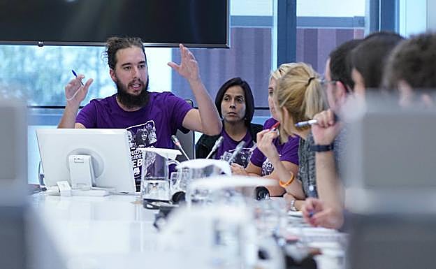 Txomin Lasa, representante de ELA en el sector de residencias, en Juntas Generales. 