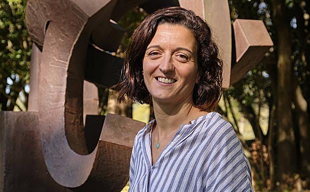 Nausica Sánchez, junto a una de las obras expuestas en Chillida Leku.