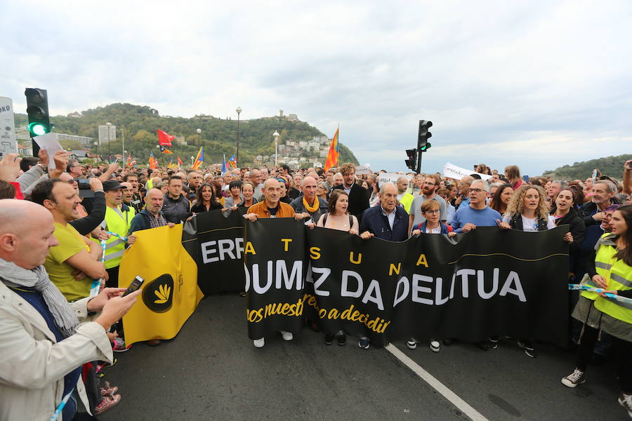 Fotos: Arranca en Donostia la manifestación de Gure Esku en favor de los condenados del procés