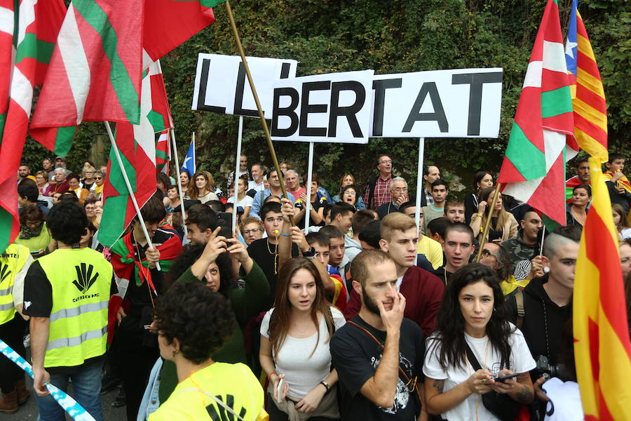 Fotos: Arranca en Donostia la manifestación de Gure Esku en favor de los condenados del procés