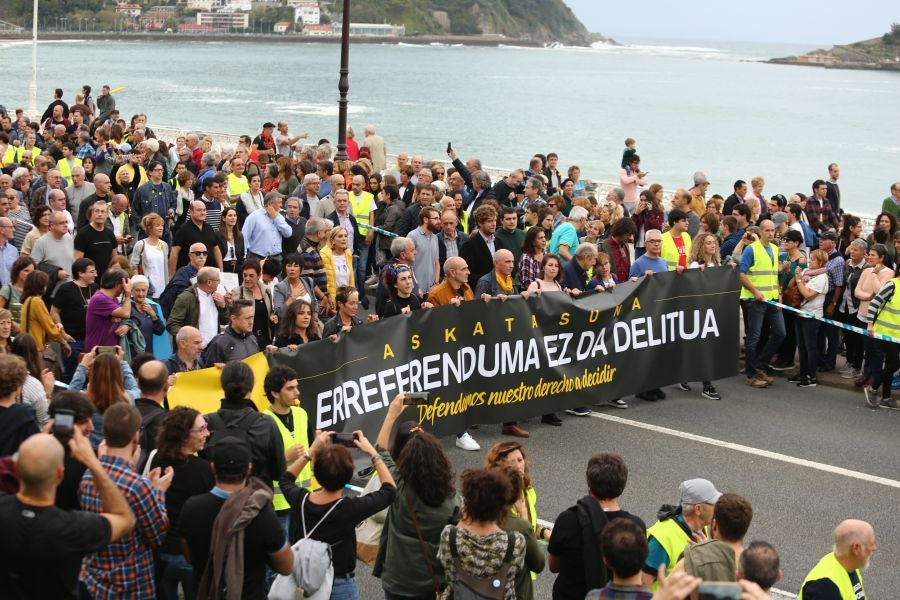 Fotos: Arranca en Donostia la manifestación de Gure Esku en favor de los condenados del procés
