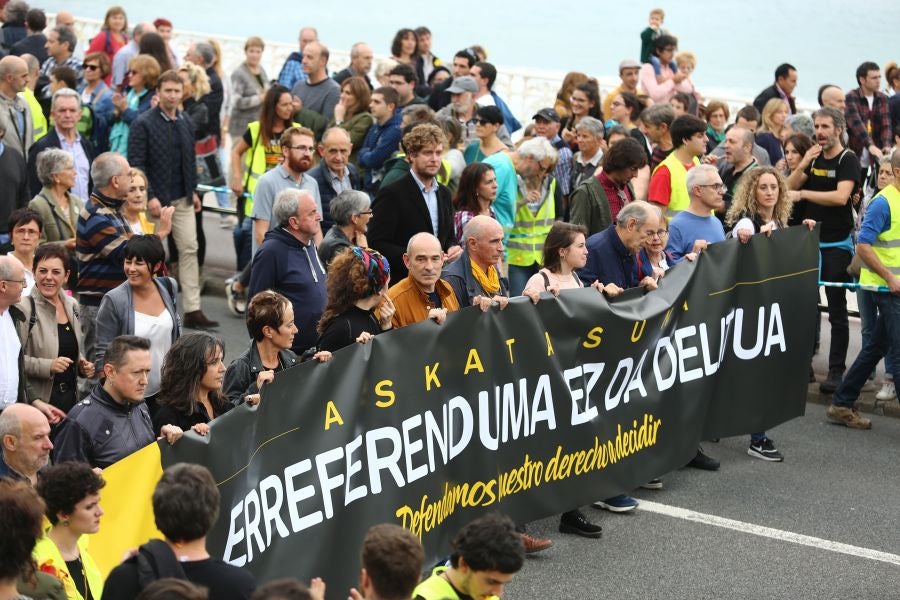 Fotos: Arranca en Donostia la manifestación de Gure Esku en favor de los condenados del procés