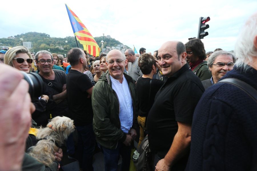 Fotos: Arranca en Donostia la manifestación de Gure Esku en favor de los condenados del procés