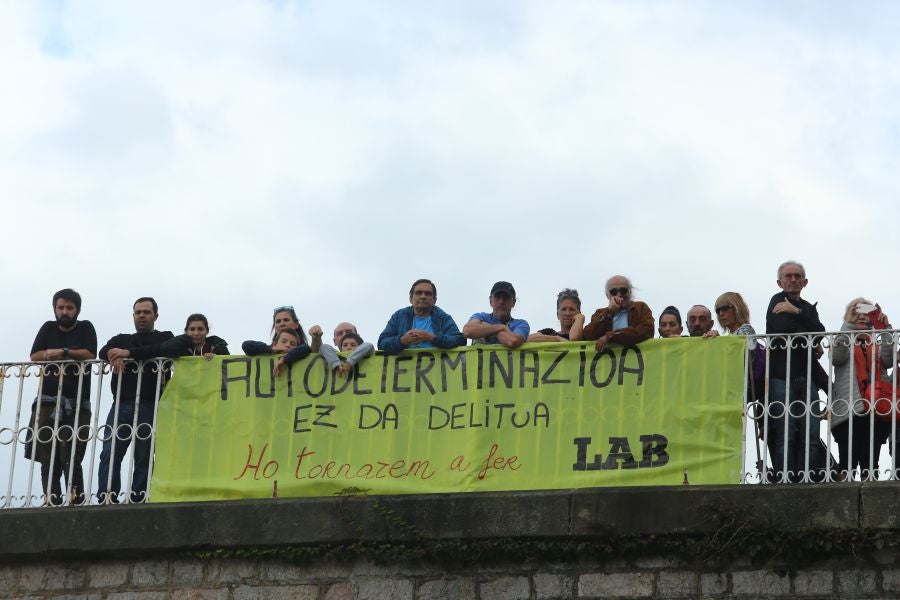 Fotos: Arranca en Donostia la manifestación de Gure Esku en favor de los condenados del procés