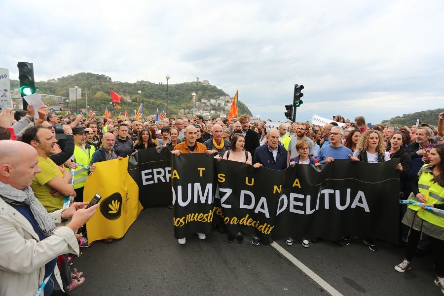 Fotos: Arranca en Donostia la manifestación de Gure Esku en favor de los condenados del procés
