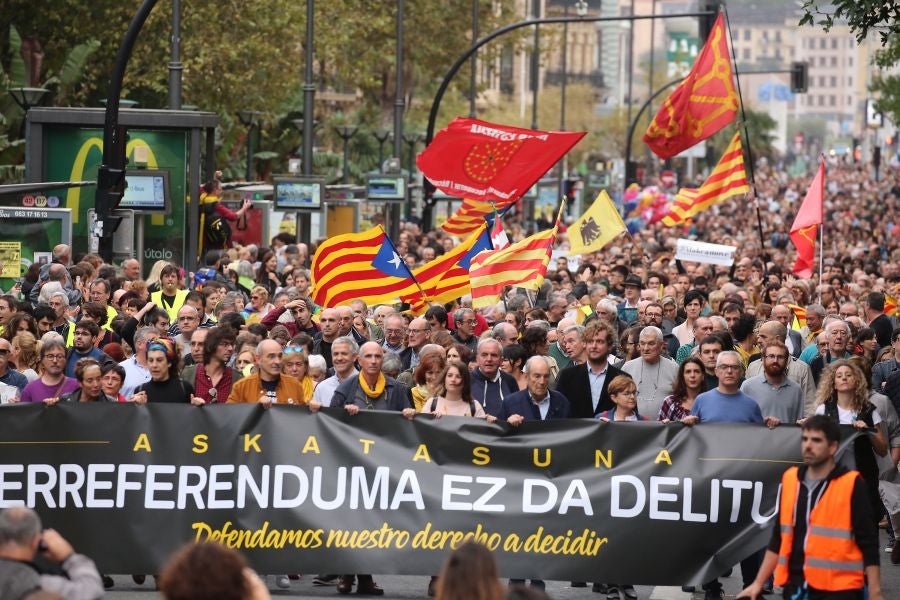 Fotos: Arranca en Donostia la manifestación de Gure Esku en favor de los condenados del procés