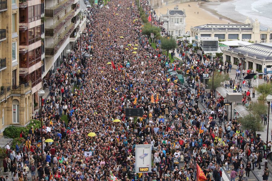 Fotos: Arranca en Donostia la manifestación de Gure Esku en favor de los condenados del procés
