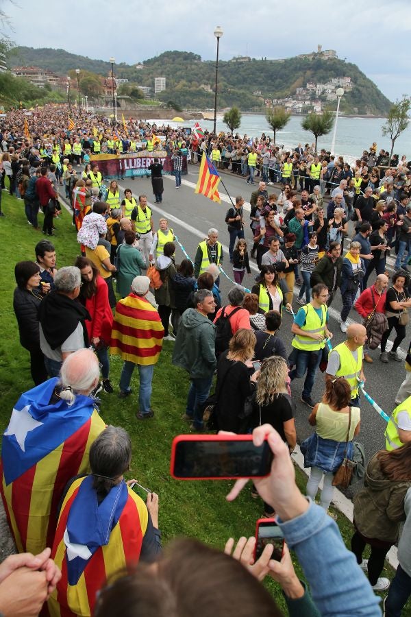 Fotos: Arranca en Donostia la manifestación de Gure Esku en favor de los condenados del procés