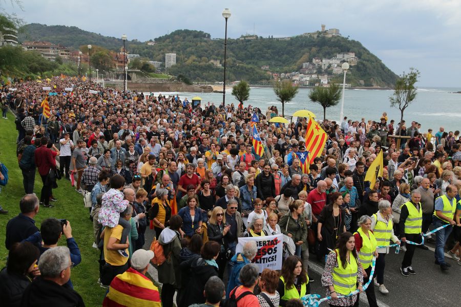 Fotos: Arranca en Donostia la manifestación de Gure Esku en favor de los condenados del procés