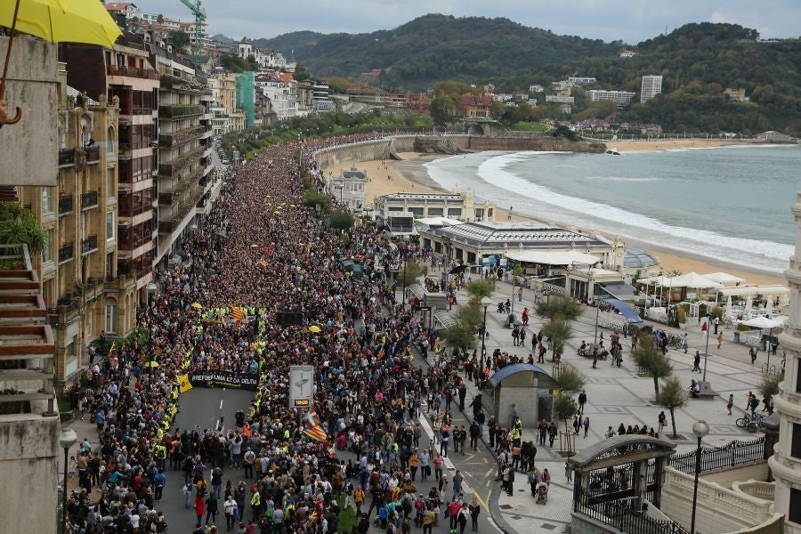 Fotos: Arranca en Donostia la manifestación de Gure Esku en favor de los condenados del procés
