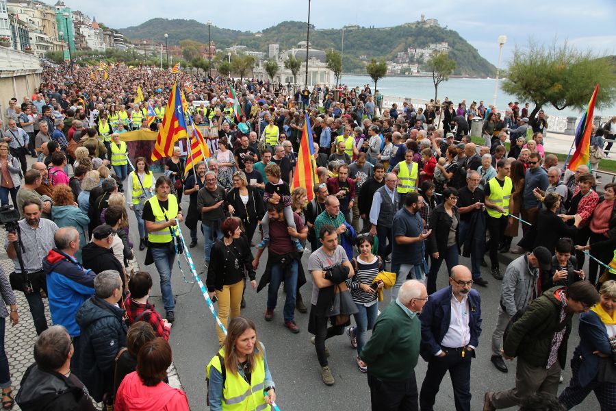 Fotos: Arranca en Donostia la manifestación de Gure Esku en favor de los condenados del procés