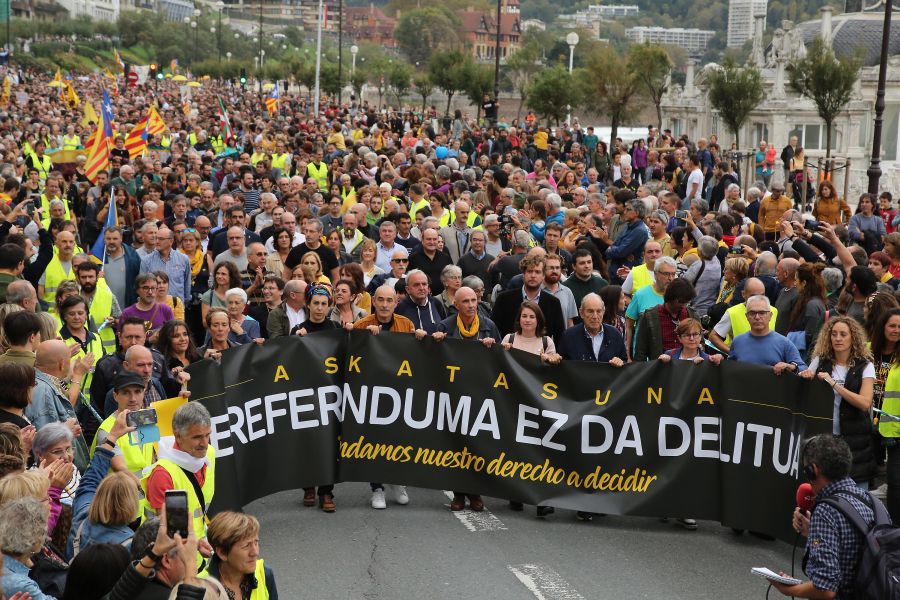 Fotos: Arranca en Donostia la manifestación de Gure Esku en favor de los condenados del procés