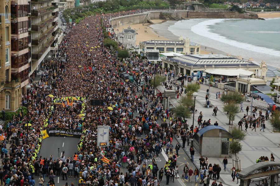 Fotos: Arranca en Donostia la manifestación de Gure Esku en favor de los condenados del procés