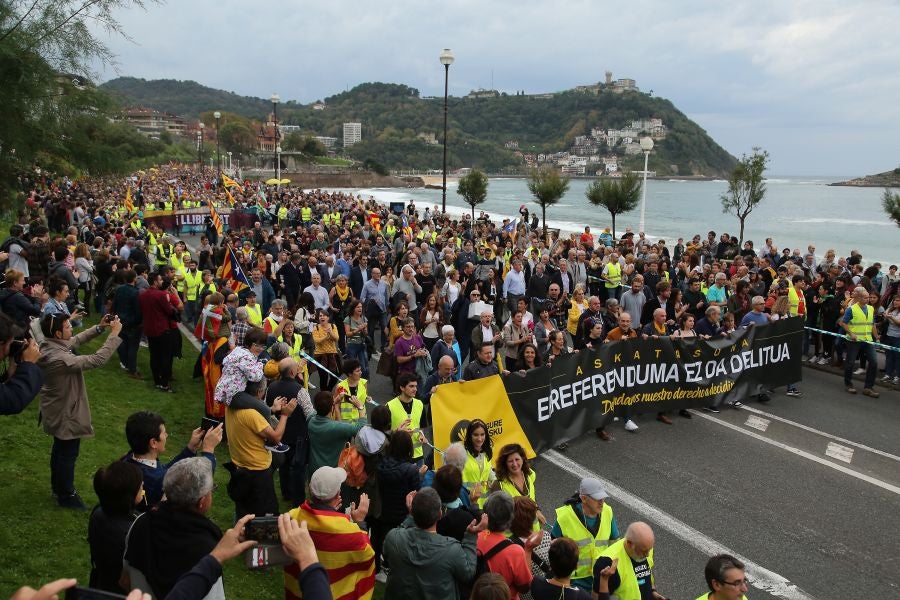 Fotos: Arranca en Donostia la manifestación de Gure Esku en favor de los condenados del procés