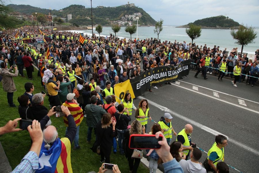 Fotos: Arranca en Donostia la manifestación de Gure Esku en favor de los condenados del procés