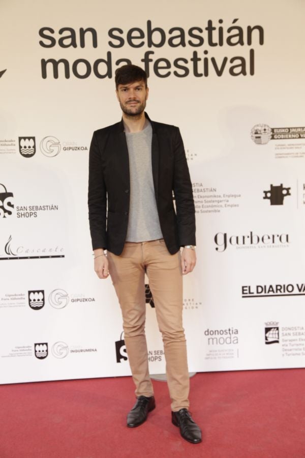 Este sábado, por la mañana, el Museo San Telmo acoge los quince desfiles de diseñadores guipuzcoanos y comercios multimarca: Mosquito Blue, Molupita, O`Farril, La Romantique, Telarista Urbana, Maider Alzaga, Luhei, Testone Hojas, Laia Varela, Davidi Dú, Anhelo, Sastrería Aldabaldetreku, Inge Zubeldia. 