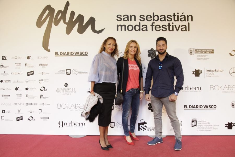 Este sábado, por la mañana, el Museo San Telmo acoge los quince desfiles de diseñadores guipuzcoanos y comercios multimarca: Mosquito Blue, Molupita, O`Farril, La Romantique, Telarista Urbana, Maider Alzaga, Luhei, Testone Hojas, Laia Varela, Davidi Dú, Anhelo, Sastrería Aldabaldetreku, Inge Zubeldia. 