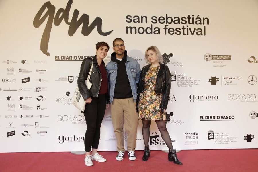 Este sábado, por la mañana, el Museo San Telmo acoge los quince desfiles de diseñadores guipuzcoanos y comercios multimarca: Mosquito Blue, Molupita, O`Farril, La Romantique, Telarista Urbana, Maider Alzaga, Luhei, Testone Hojas, Laia Varela, Davidi Dú, Anhelo, Sastrería Aldabaldetreku, Inge Zubeldia. 