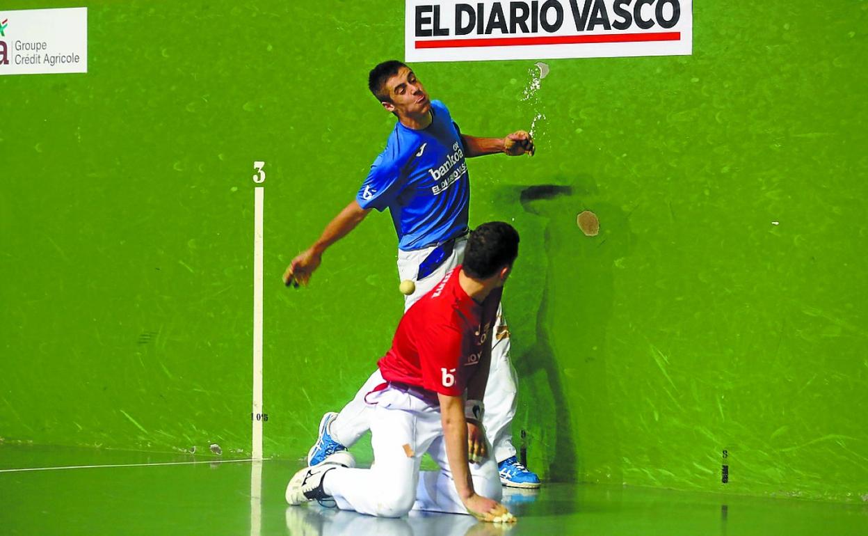 Oskoz golpea de derecha ante Etxeita, de rodillas, anoche en Galdakao.