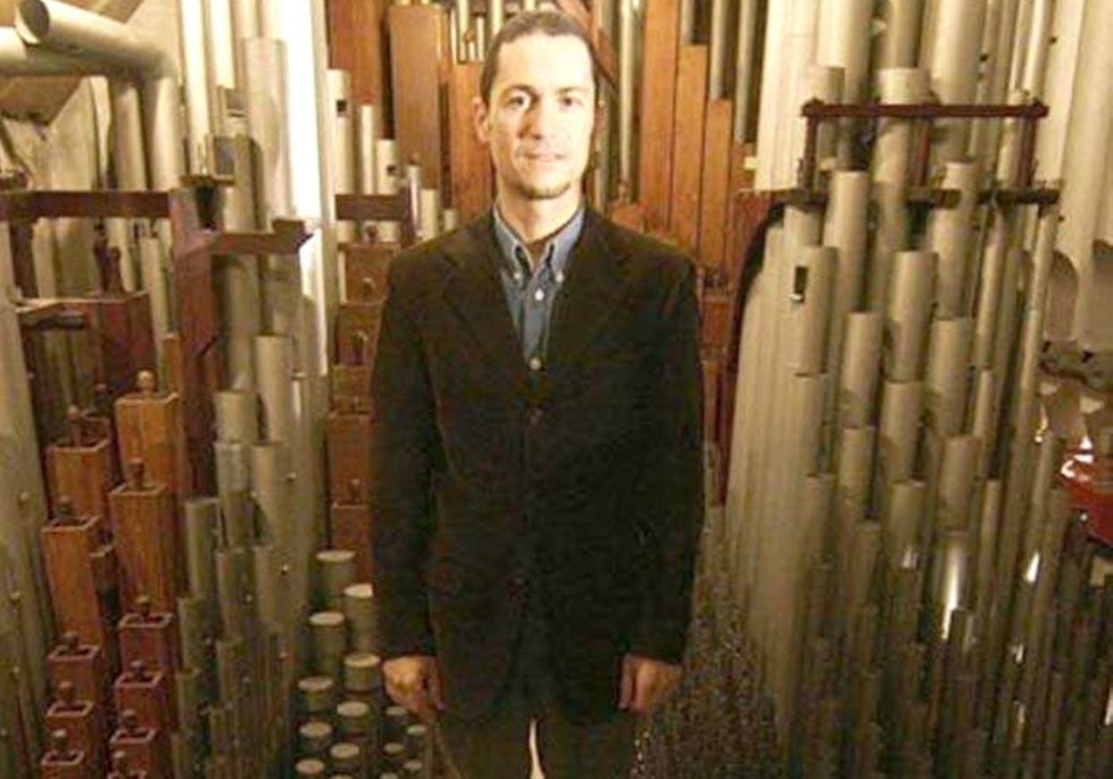 Óscar Candendo Zabala posa junto al órgano del Buen Pastor. 