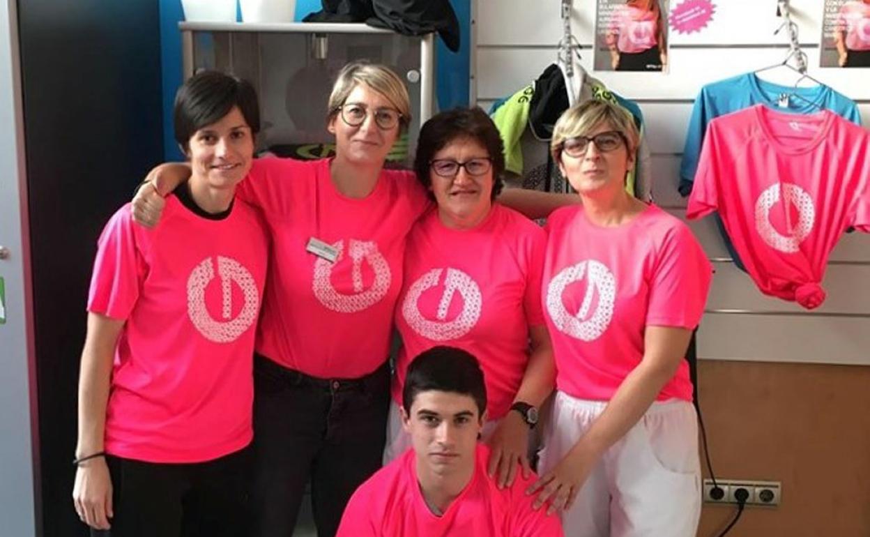 Las camisetas rosas se pueden adquirir en los polideportivos de Galtzaraborda y Fanderia. 
