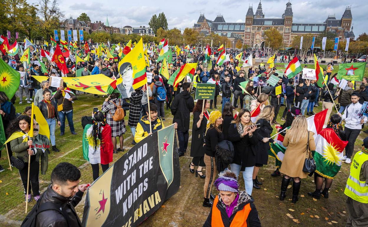 Protesta de inmigrantes kurdos en Ámsterdam contra la ofensiva turca en Siria.