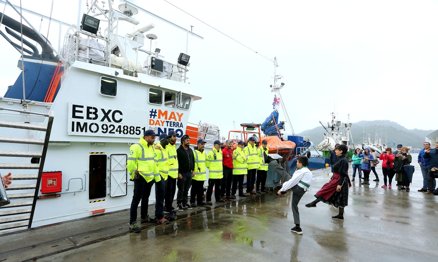 Tripulación y voluntarios, que en unos quince días llegarán a Lesbos, han sido despedidos en el puerto pasaitarra. 