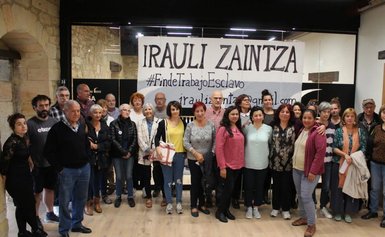 Colectivo de vecinos de Azpeitia, Zestoa y Zumaia, y trabajadoras inmigrantes en la presentación.