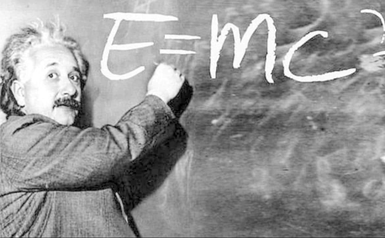 La famosa fórmula de Albert Einstein, en un montaje fotográfico