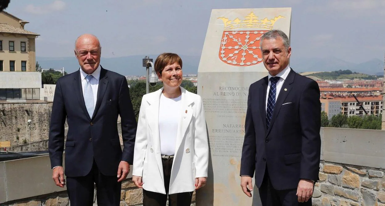El presidente aquitano Alain Rousset, la expresidenta navarra Uxue Barkos, y el lehendakari Urkullu, en la asamblea de la Eurorregión de junio del año pasado en Pamplona.