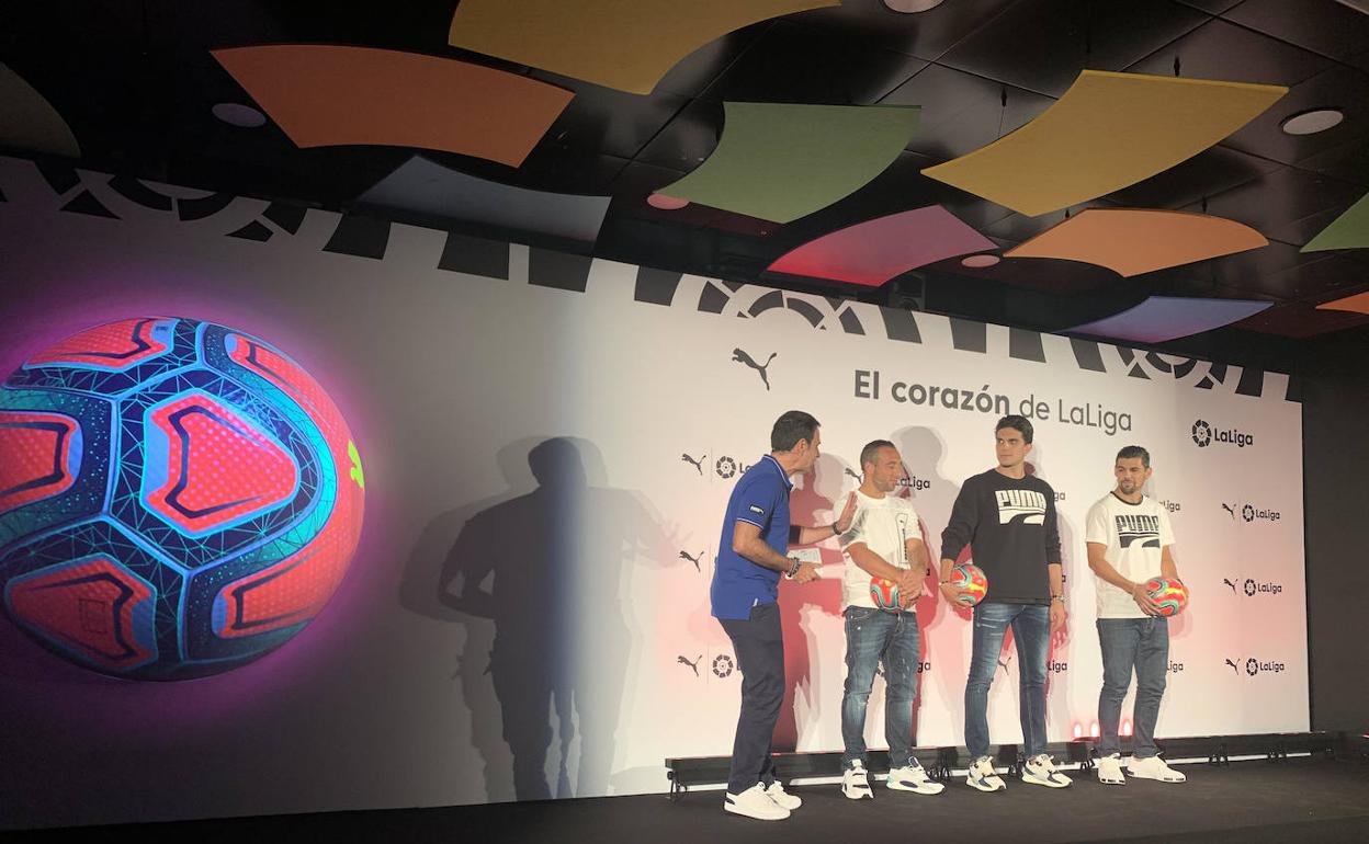 Santi Carzola, Marc Bartra y Nolito, durante la presentación del nuevo esférico. 