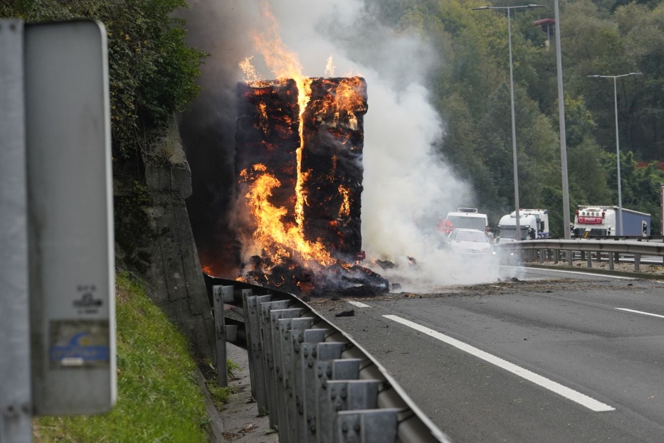 El incendio de de un camión que transportaba paja ha obligado el cierre de la N-1 a la altura de Irura, en dirección Irun