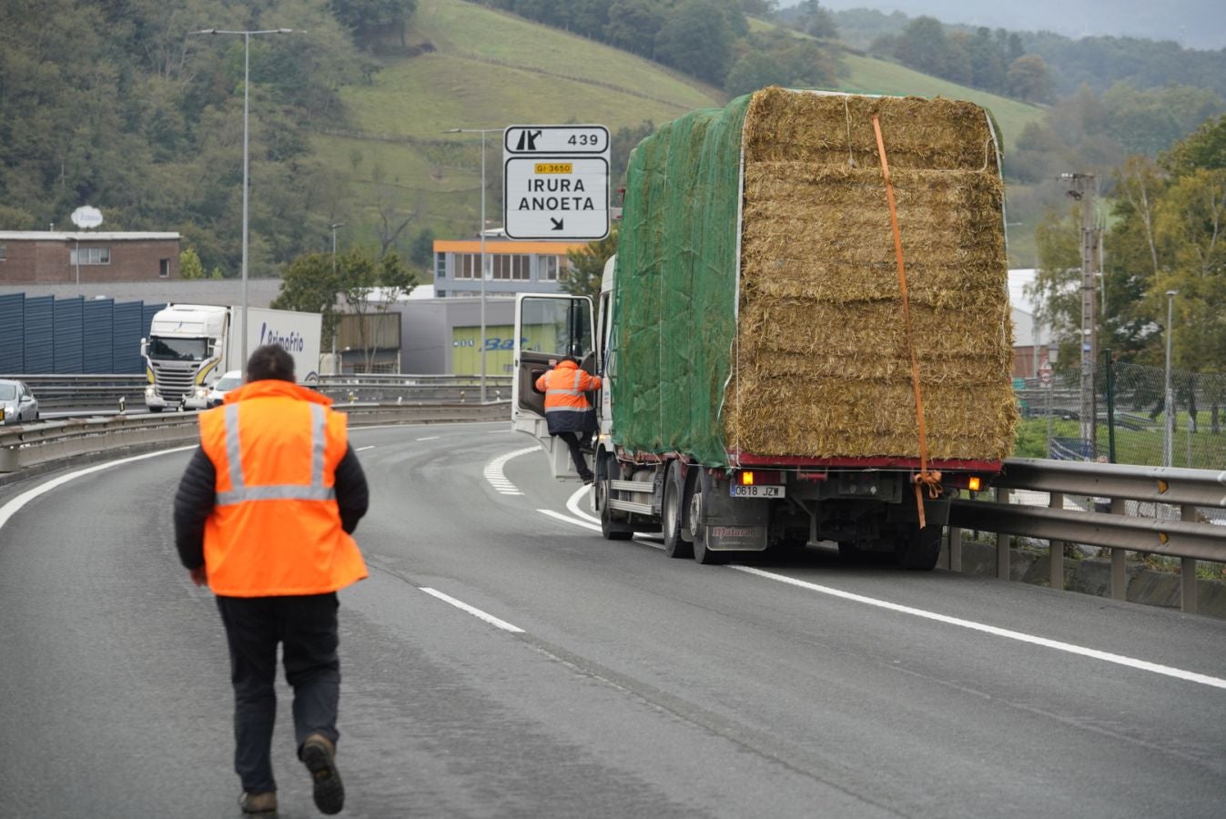 El incendio de de un camión que transportaba paja ha obligado el cierre de la N-1 a la altura de Irura, en dirección Irun