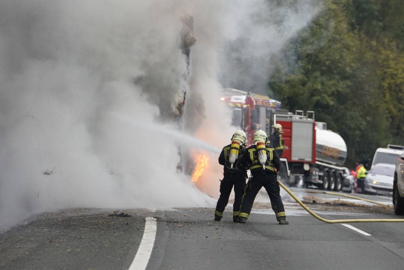 El incendio de de un camión que transportaba paja ha obligado el cierre de la N-1 a la altura de Irura, en dirección Irun