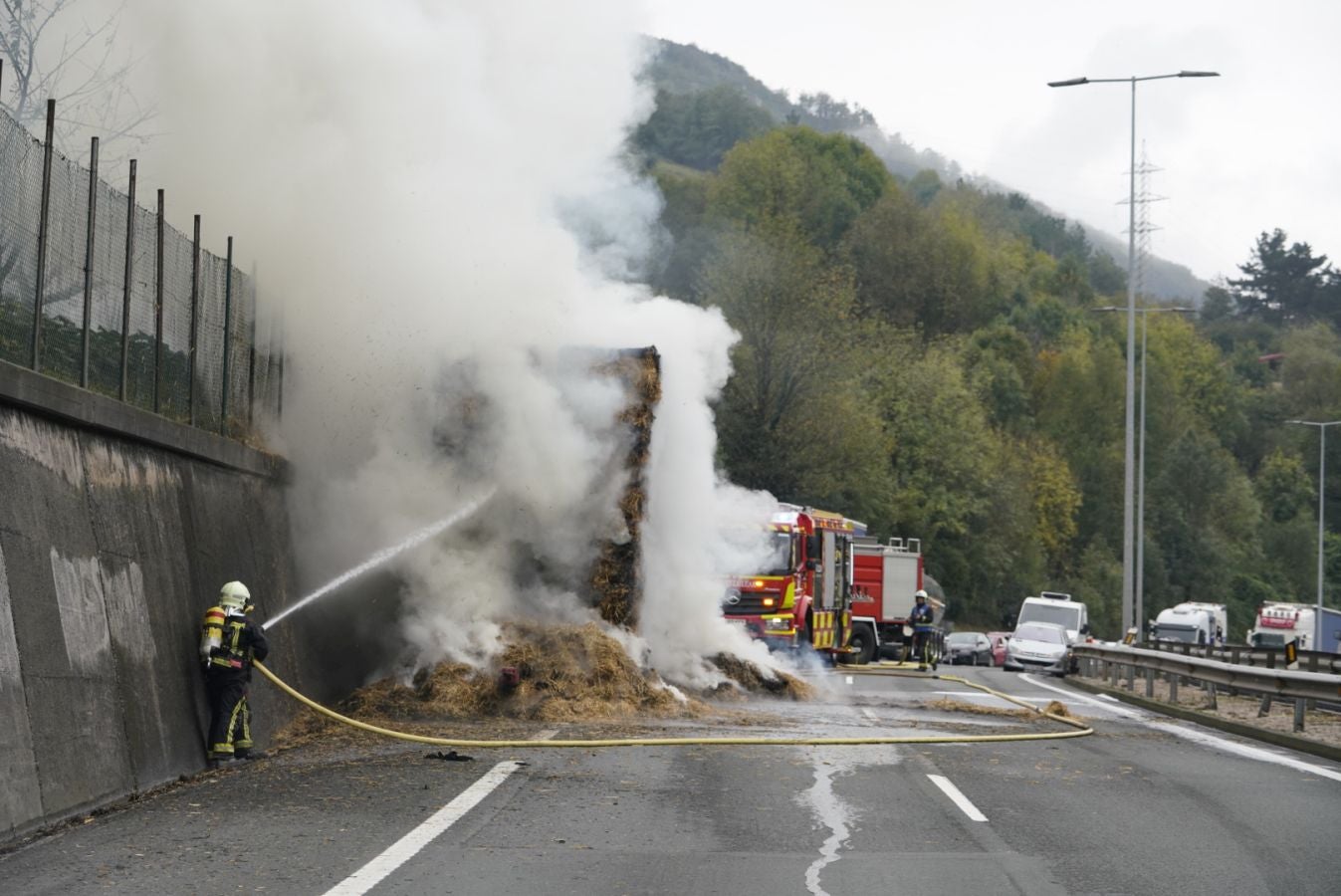 El incendio de de un camión que transportaba paja ha obligado el cierre de la N-1 a la altura de Irura, en dirección Irun
