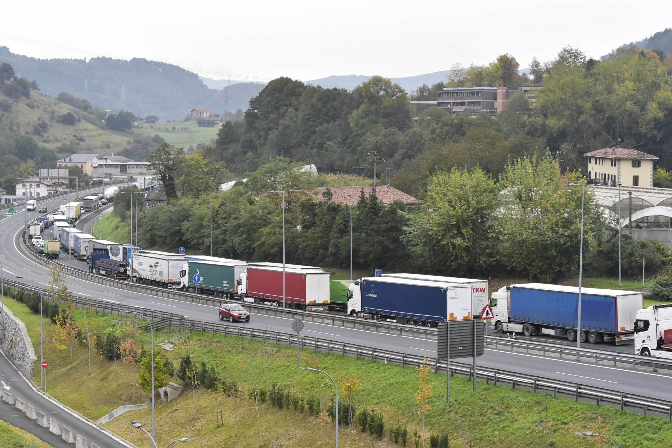 El incendio de de un camión que transportaba paja ha obligado el cierre de la N-1 a la altura de Irura, en dirección Irun